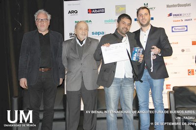 Rafael dos Santos recebendo a premiação em Buenos Aires