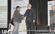 Rafael recebe os cumprimento pela conquinta do Prêmio Internacional de Arquitetura