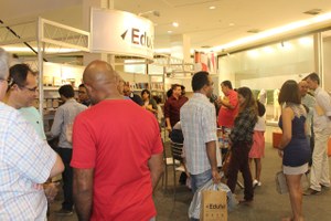 Lançamentos e contação de história agitam o estande da Edufal em shopping da capital
