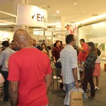 Lançamentos e contação de história agitam o estande da Edufal em shopping da capital