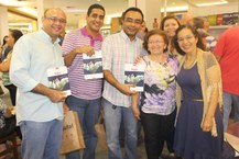 Amigos e colegas do Centro dre Educação prestigiam Sandra Lira, que lançou o livro Alagoas 2000 2013