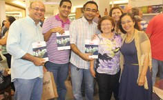 Amigos e colegas do Centro dre Educação prestigiam Sandra Lira, que lançou o livro Alagoas 2000 2013