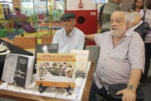 Dirceu Lindoso e Sávio de Almeida durante lançamento de livros pela Edufal