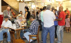 Dirceu Lindoso e Sávio de Almeida prestigiados pelo jornalista e secretário de Comunicação de Alagoas, Ênio Lins, em sessão de autógrafos na Feira da Edufal que acontece até domingo no Maceió Shopping