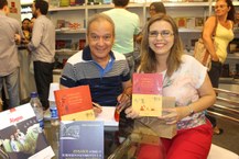 Jornalista e escritora Cláudia Lins prestigia lançamento do livro de Cícero Péricles