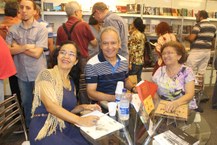 Professora Elza Maria prestigia lançamento de livros dos colegas Sandra Lira e Cícero Péricles