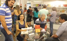 Sandra Lira e Cícero Péricles em sessão de autógrafos na Feira da Edufal e da Imprensa Graciliano Ramos