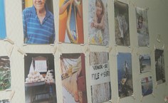 Na rede em que estão presas as fotos, os visitantes podem pegar alguns saquinhos de broas feitas na Massagueira