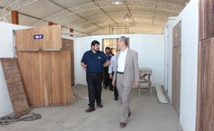 Professor Pierre apresenta ao ministro Aldo Rebelo a área das baias do Hospital Veterinário