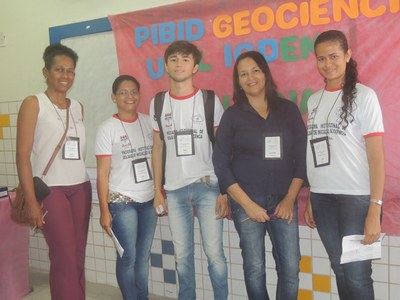 Regla Toujaguez conta com a colaboração de Josilaine Santina, João da Hora, Taís dos Santos e Luciana dos Santos para realizar atividades na escola do Santos Dumont