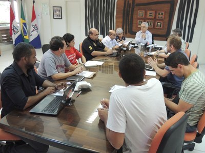 Reitor esclarece pontos da pauta local em reunião com o comando de greve dos docentes