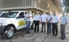 Reitor entrega novo veículo ao diretor-acadêmico do Campus do Sertão, Ivamilson Barbalho