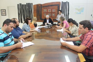 Ufal assina contratos com novos administradores de cantinas e restaurantes