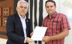 Ítalo Duarte recebe o contrato do reitor Eurico Lôbo