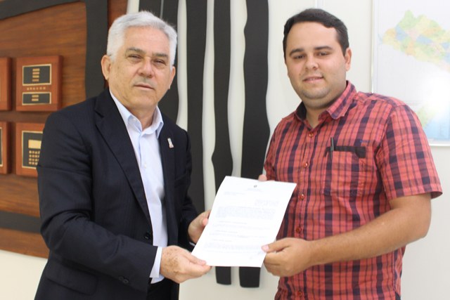 Ítalo Duarte recebe o contrato do reitor Eurico Lôbo