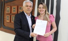 Natália recebe contrato do reitor Eurico Lôbo