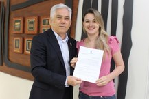 Natália recebe contrato do reitor Eurico Lôbo