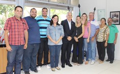 O reitor Eurico Lôbo e a gerente de Serviços Gerais, Vanessa Simões, e os empresários que vão atuar nas cantinas e restaurantes da Ufal