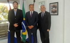 O chefe de educação da Quanser, Tom Lee e o gerente regional da América Latina, Hanz Fernandez, em reunião com Eurico Lôbo