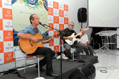 Cantor Júnior Almeida emocionou os convidados com algumas de suas canções