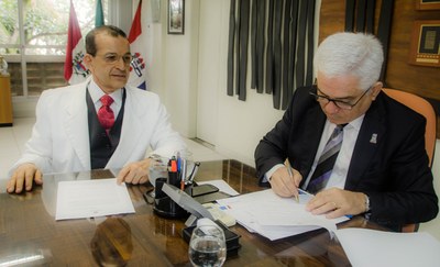 Reitor Eurico Lôbo e Ricardo Nogueira assinaram renovação do convênio entre a Ufal e a Casa da Palavra (Fotos Tony Admond)