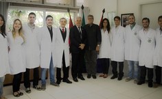 Alunos de Medicina, Ricardo Nogueira e Eduardo Lyra com o reitor Eurico Lôbo