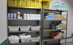 O prédio novo tem depósitos para ração, maravalha, gaiolas e bebedouros, além de almoxarifado, com sistema de refrigeração