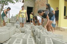 Quando não estão na aula, as irmãs também fazem blocos para vender