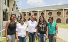 Rosilene, Maria José, Rosineide, Raqueline e Raquel no Campus do Sertão, onde estudam