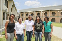 Rosilene, Maria José, Rosineide, Raqueline e Raquel no Campus do Sertão, onde estudam