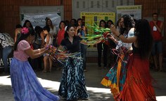 Apresentação cultural no hall da Reitoria; evento segue até esta quarta-feira