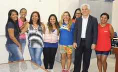 Reitor e alunas do curso de Pedagogia
