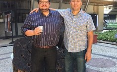 Pierre ao lado do professor Alexander Biondo, referência Nacional em Medicina Veterinária do Coletivo