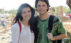 Gisele e Felipe namoram enquanto aguardam diminuir a fila para votar