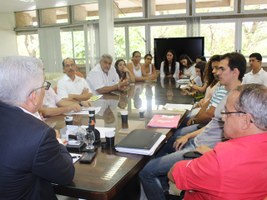 Reitor recebe estudantes de Odontologia e garante compra de material para atividades práticas