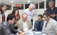 Márcio Ribeiro e Davi Bibiano apresentam projeto para o ministro da Ciência, Tecnologia e Inovação, Aldo Rebelo. Também participaram da reunião, durante a visita do ministro à Unidade de Viçosa, a pró-reitora de Pesquisa e Pós-graduação, Simoni Meneghetti; a vice-reitora Rachel Rocha; o reitor Eurico Lôbo, o secretário de Estado da Ciência, Tecnologia e Inovação, Pablo Viana; e o professor Edson Bento