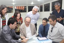 Márcio Ribeiro e Davi Bibiano apresentam projeto para o ministro da Ciência, Tecnologia e Inovação, Aldo Rebelo. Também participaram da reunião, durante a visita do ministro à Unidade de Viçosa, a pró-reitora de Pesquisa e Pós-graduação, Simoni Meneghetti; a vice-reitora Rachel Rocha; o reitor Eurico Lôbo, o secretário de Estado da Ciência, Tecnologia e Inovação, Pablo Viana; e o professor Edson Bento