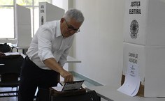 O reitor Eurico Lôbo votou logo cedo