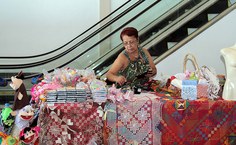 Artesã Vanda Cruz também chegou cedo no Centro de Convenções para embelezar seu estande