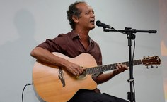 O cantor Júnior Almeida encantou a todos com a música de homenagem a Maceió