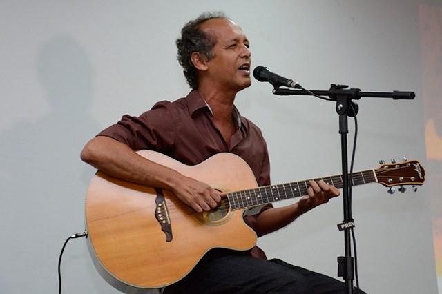 O cantor Júnior Almeida encantou a todos com a música de homenagem a Maceió