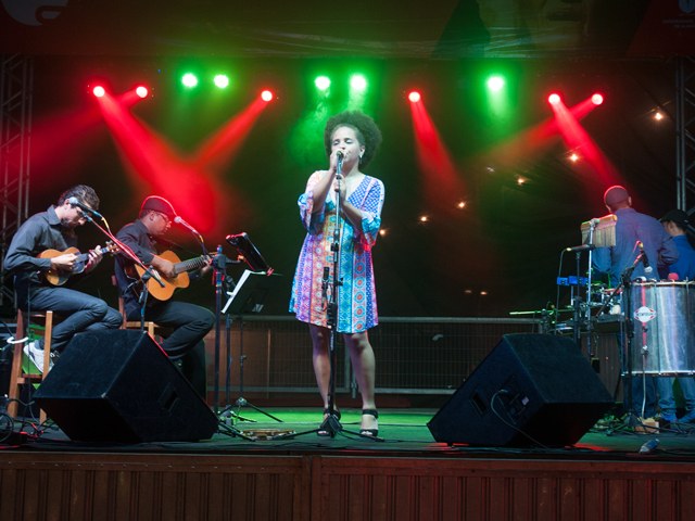 A cantora Mel Nascimento no show do grupo Malacada