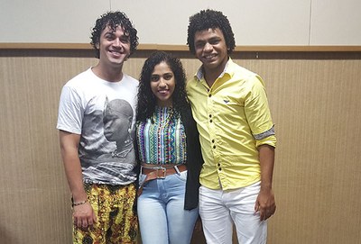 Jefferson Lima, Ellen Cirilo ao lado do professor Gustavo Gomes, membros do Abí Axé Egbé