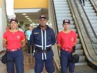 Samuel Fonseca entre duas dos 20 integrantes do Corpo de Bombeiros Civil à disposição da Bienal