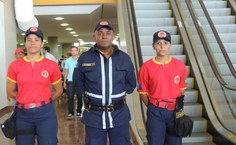 Samuel Fonseca entre duas dos 20 integrantes do Corpo de Bombeiros Civil à disposição da Bienal