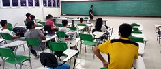 Estudantes acompanham palestra de Alan da Silva Pereira, que foi aluno do bacharelado em Matemática da Ufal e agora faz doutorado no Instituto Nacional de Matemática Pura e Aplicada