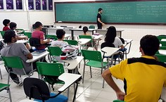Estudantes acompanham palestra de Alan da Silva Pereira, que foi aluno do bacharelado em Matemática da Ufal e agora faz doutorado no Instituto Nacional de Matemática Pura e Aplicada