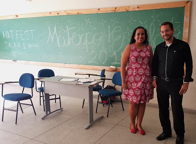 Professores Elisa Sena e Isnaldo Isaac, do IM, durante o Matfest 2015 que segue no Campus A.C. Simões até esta sexta-feira, 27 de novembro