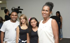 Integrantes do Grupo Vocal Canto Coral e a professora Regla Toujaguez, idealizadora do projeto