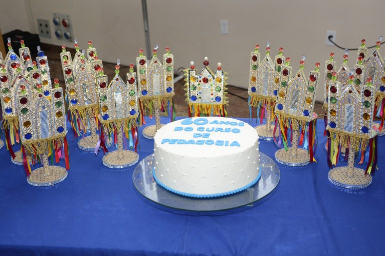 60 anos do curso de Pedagogia é celebrado com bolo e troféu Guerreiros da Educação